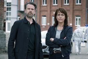 "Polizeiruf 110: Zehn Rosen": Die Kommissare Brasch (Claudia Michelsen) und Köhler (Matthias Matschke) kommen am Tatort an