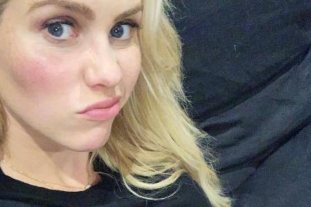 Claire Holt zeigt ihren Babybauch auf Instagram Claire Holt zeigt ihren Babybauch auf Instagram