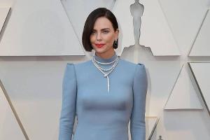 Völlig neuer Look: Charlize Theron mit brünettem Bob bei den Oscars