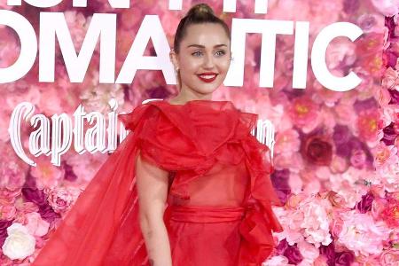 Miley Cyrus präsentiert sich in einem roten Valentino-Kleid Miley Cyrus präsentiert sich in einem roten Valentino-Kleid