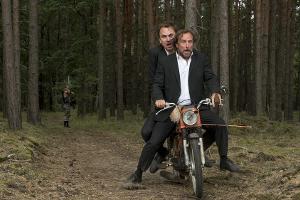 "25 km/h": Lars Eidinger und Bjarne Mädels wilder Ritt durchs Land
