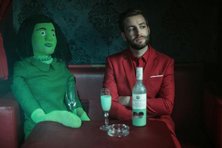 Das mintgrüne Getränk aus dem Video ist Mandellikör Das mintgrüne Getränk aus dem Video ist Mandellikör
