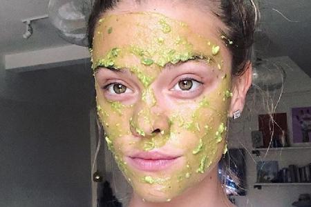 Nina Agdal sieht auch mit Avocado-Maske hübsch aus Nina Agdal sieht auch mit Avocado-Maske hübsch aus