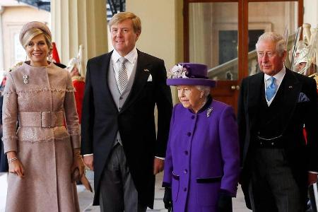 Royals unter sich, v.l.n.r.: Königin Máxima und König Willem-Alexander der Niederlande mit Queen Elizabeth II. und Prinz Cha...