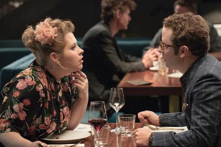 Erstes Date im Restaurant: Katzen-Fan Lulu (Maite Kelly) und Hunde-Fan Dr. Michael Rahuth (Bastian Reiber) Erstes Date im Restaurant: Katzen-Fan Lulu (Maite Kelly) und Hunde-Fan Dr. Michael Rahuth (Bastian Reiber)