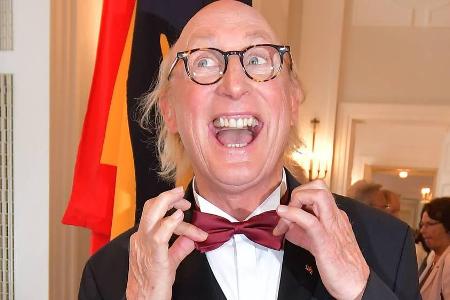Otto Waalkes mit seinem Orden bei der Verleihung des Verdienstordens für besondere Leistungen zum Tag der Deutschen Einheit ... Otto Waalkes mit seinem Orden bei der Verleihung des Verdienstordens für besondere Leistungen zum Tag der Deutschen Einheit ...