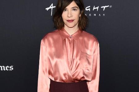 Schauspielerin Carrie Brownstein setzt auf zurückhaltendes Colour-Blocking in dunklen Rot-Tönen Schauspielerin Carrie Brownstein setzt auf zurückhaltendes Colour-Blocking in dunklen Rot-Tönen