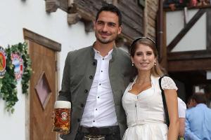 Cathy Hummels: Ganz in Weiß genießt sie den letzten Wiesn-Tag