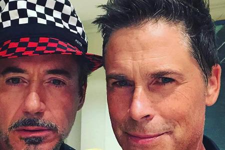 Rob Lowe und Robert Downey Jr. posieren für ein Selfie Rob Lowe und Robert Downey Jr. posieren für ein Selfie