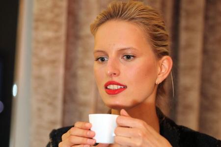 Topmodel Karolina Kurkova genießt ihren Kaffee