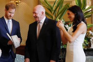 Herzogin Meghan versteckt ihr Babybäuchlein nicht mehr