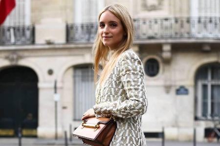 Die niederländische Bloggerin Charlotte Groeneveld, hier bei der Fashion Week in Paris, weiß, worauf sie bei ihrer Haut acht...