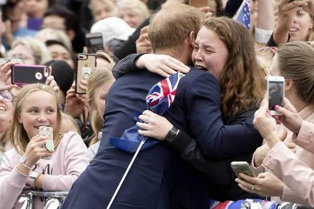 Diese Teenagerin weinte Freudentränen, als sie Prinz Harry umarmen durfte