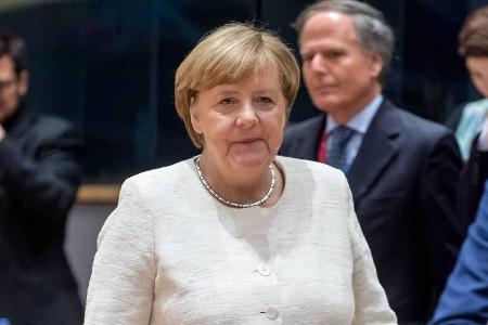 Kanzlerin Merkel versteht sich blendend mit den anderen Abgeordneten des EU-Gipfels (hier dem Premier der Niederlande Mark R...