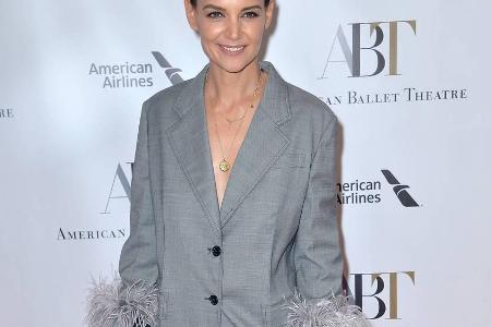 Katie Holmes trägt Hosenanzug - allerdings ein eher extravagantes Modell