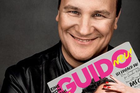Guido Maria Kretschmer hält stolz sein erstes eigenes Magazin in den Händen