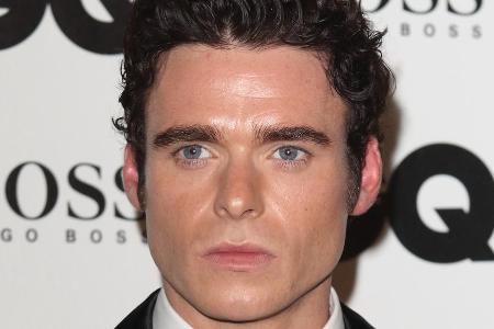 Im Smoking macht Richard Madden durchaus eine gute Figur