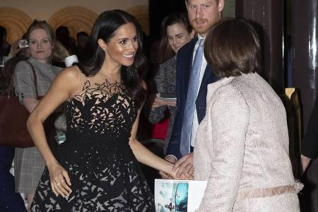 Bei der Australian Geographic Society Gala in Sydney trug Herzogin Meghan ein Kleid von Oscar de la Renta Bei der Australian Geographic Society Gala in Sydney trug Herzogin Meghan ein Kleid von Oscar de la Renta