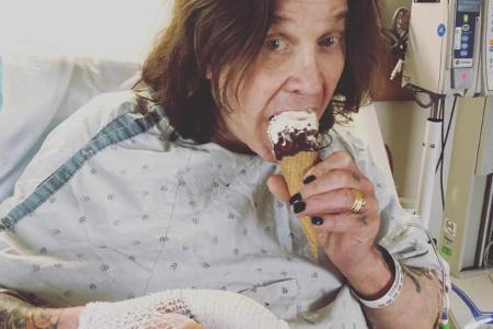 Ozzy Osbourne gönnt sich ein Eis gegen die Schmerzen Ozzy Osbourne gönnt sich ein Eis gegen die Schmerzen