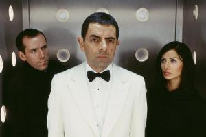 "Johnny English - Der Spion, der es versiebte": English (Rowan Atkinson, M.) mit sseinen Assistenten Lorna (Natalie Imbrugli...