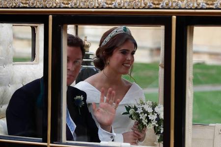 Prinzessin Eugenie und Jack Brooksbank genießen die Kutschfahrt nach der Trauung Prinzessin Eugenie und Jack Brooksbank genießen die Kutschfahrt nach der Trauung