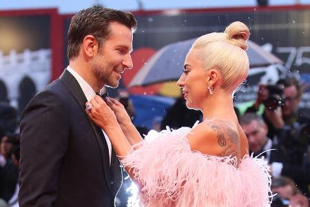 Bradley Cooper und Lady Gaga standen für Bradley Cooper und Lady Gaga standen für