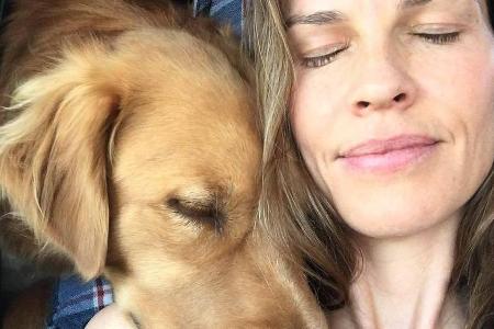 Hilary Swank genießt den Moment mit ihrem Hund