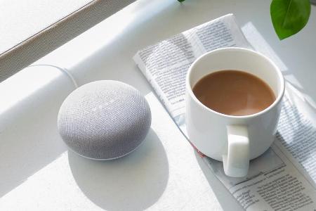 Google Home Mini ist der unauffälligste Lautsprecher der Home-Familie
