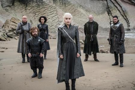 Ab April 2019 erfahren Zuschauer das Schicksal von Jon Schnee (Kit Harington, r.), Daenerys Targaryen (Emilia Clarke) und Ko... Ab April 2019 erfahren Zuschauer das Schicksal von Jon Schnee (Kit Harington, r.), Daenerys Targaryen (Emilia Clarke) und Ko...