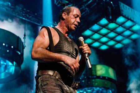Rammstein-Frontmann Till Lindemann bei einem Konzert