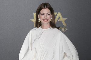 Unfassbar unvorteilhaft! Anne Hathaway in weißer Albtraumrobe