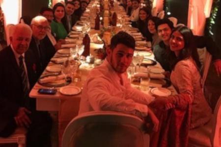 Nick Jonas ist mit seiner Verlobten Priyanka Chopra nach Indien gereist Nick Jonas ist mit seiner Verlobten Priyanka Chopra nach Indien gereist