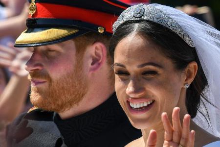 Wegen der Tiara von Meghan bei ihrer Hochzeit mit Prinz Harry soll viel dicke Luft geherrscht haben