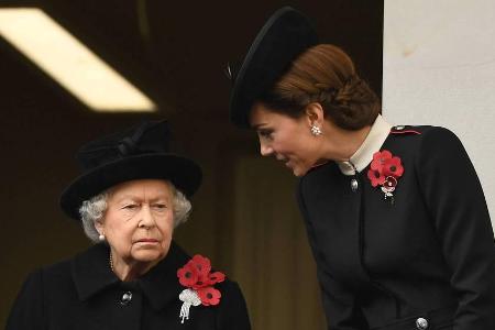 Queen Elizabeth II. und Herzogin Kate bei der Kranzniederlegung am Kriegsdenkmal