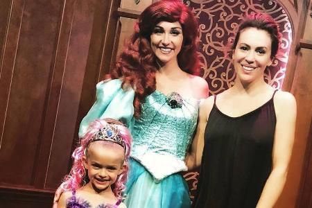 Alyssa Milano (rechts) vergnügt sich mit ihrer Tochter in Disneyland