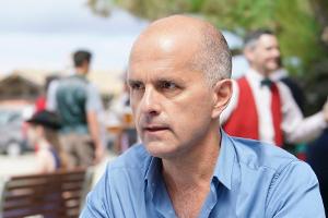 Die Serie "Deutsch-Les-Landes" mit Christoph Maria Herbst als Manfred gibt es bei Magenta TV zu sehen