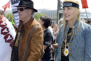 Neil Young ist mit Daryl Hannah verheiratet