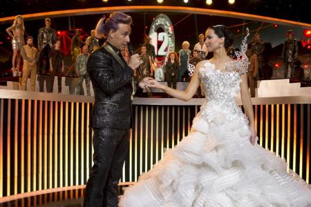 Moderator Caesar Flickerman (Stanley Tucci) ahnt nicht, dass sich unter Katniss' (Jennifer Lawrence) Brautkleid ein schwarze...