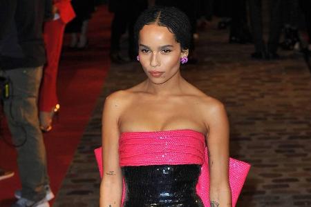 Zoë Kravitz im pink-schwarzen Paillettenkleid auf dem Red Carpet