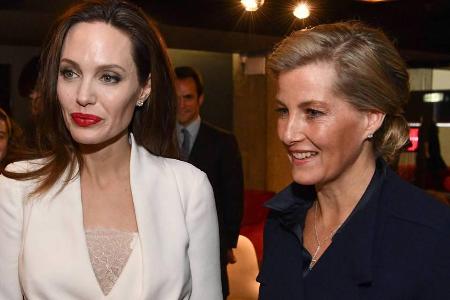 Angelina Jolie (l.) neben Gräfin Sophie von Wessex