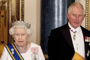 Queen Elizabeth II. ehrt Prinz Charles mit rührenden Worten