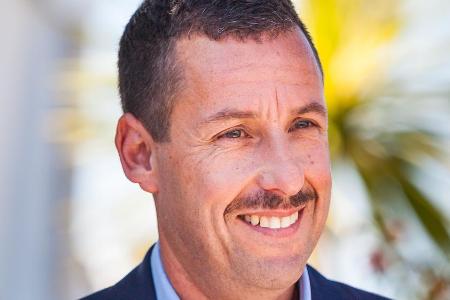 Schauspieler Adam Sandler ist wirklich für jeden Spaß zu haben Schauspieler Adam Sandler ist wirklich für jeden Spaß zu haben