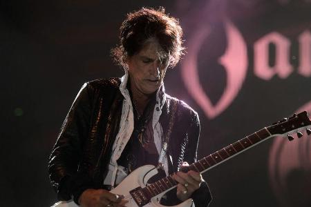 Joe Perry bei einem Auftritt mit der Band Hollywood Vampires Joe Perry bei einem Auftritt mit der Band Hollywood Vampires