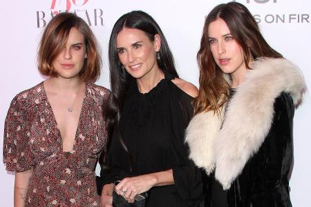 Tallulah und Scout (re.) nehmen ihre Mutter Demi Moore in die Mitte Tallulah und Scout (re.) nehmen ihre Mutter Demi Moore in die Mitte