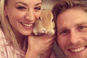 Kaley Cuoco und ihr Ehemann Karl Cook mit Häschen Simon