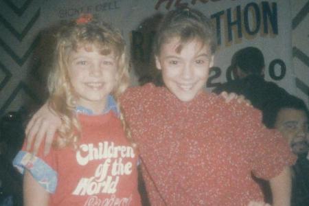 Da waren sie noch klein: Fergie (l.) mit Alyssa Milano Da waren sie noch klein: Fergie (l.) mit Alyssa Milano