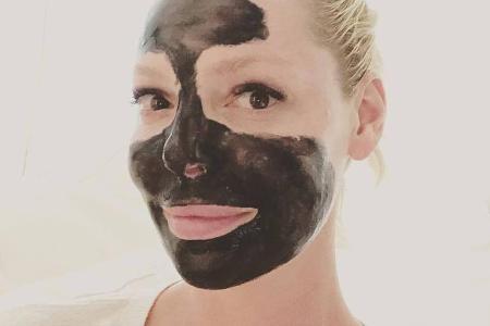 Mit Gesichtsmaske entspannen: Katherine Heigl Mit Gesichtsmaske entspannen: Katherine Heigl