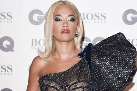 Sängerin Rita Ora geizt nicht mit ihren Reizen