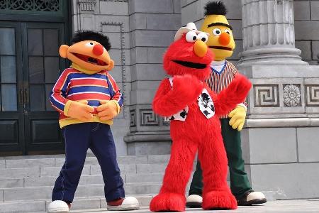 Ernie und Bert gemeinsam mit ihrem roten Freund Elmo