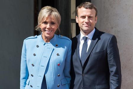 Brigitte Macron an der Seite ihres Ehemannes Emmanuel Macron bei seiner Amtseinführung als französischer Präsident